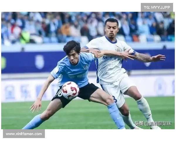 大连英博与上海申花激烈对决 上演精彩瞬间与战术较量